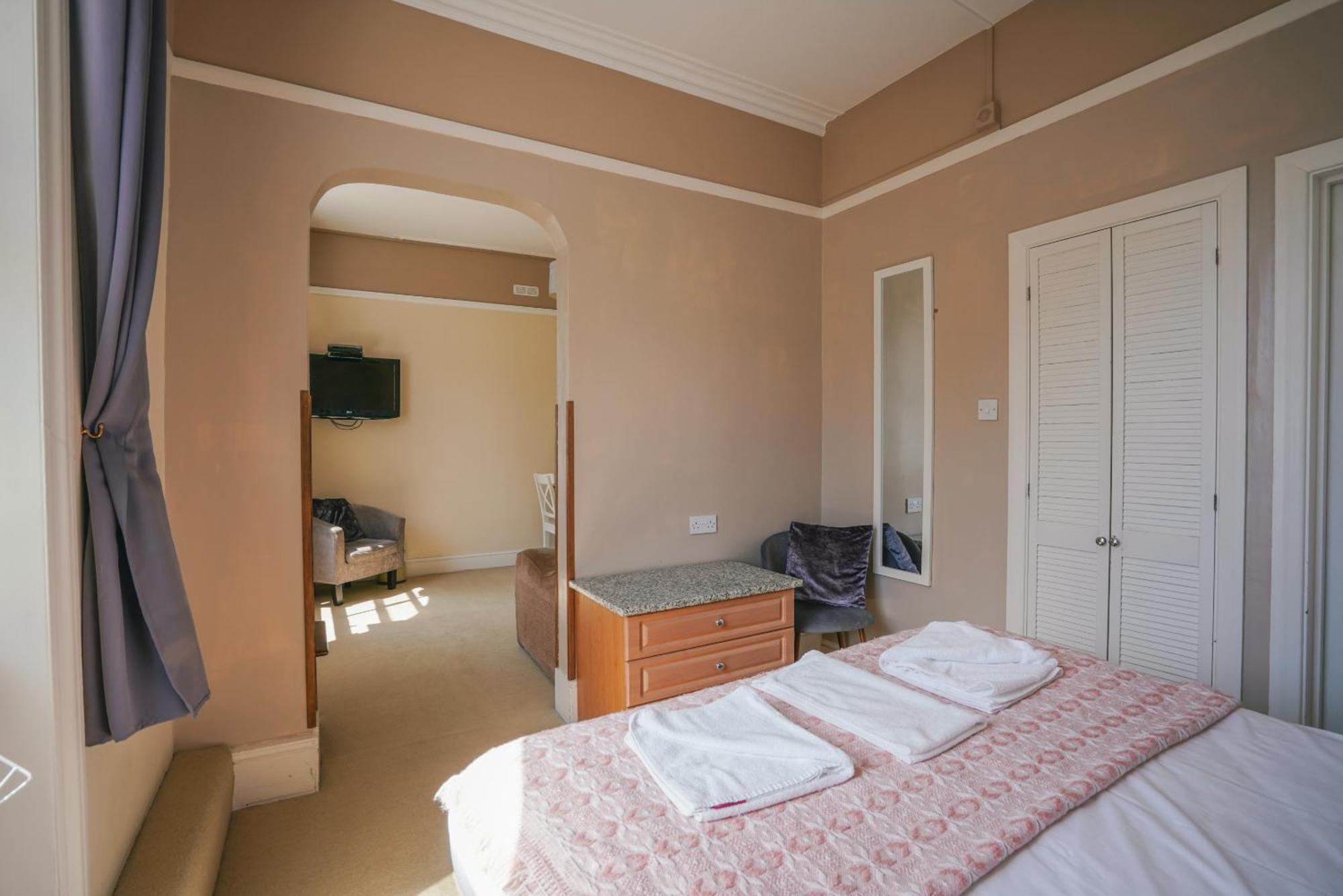The Sheldon B&B - Free Private Parking Истборн Стая снимка