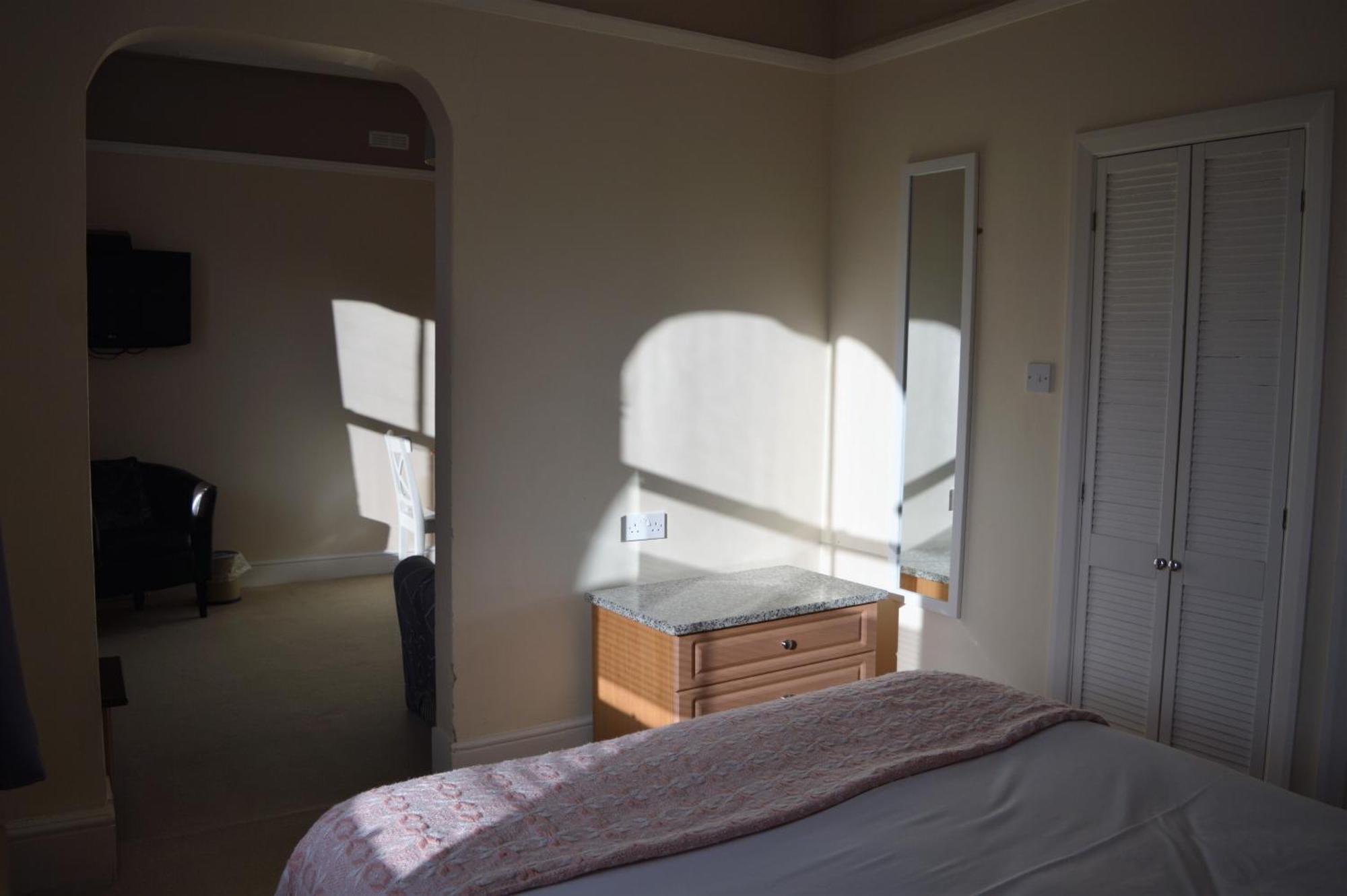 The Sheldon B&B - Free Private Parking Истборн Екстериор снимка
