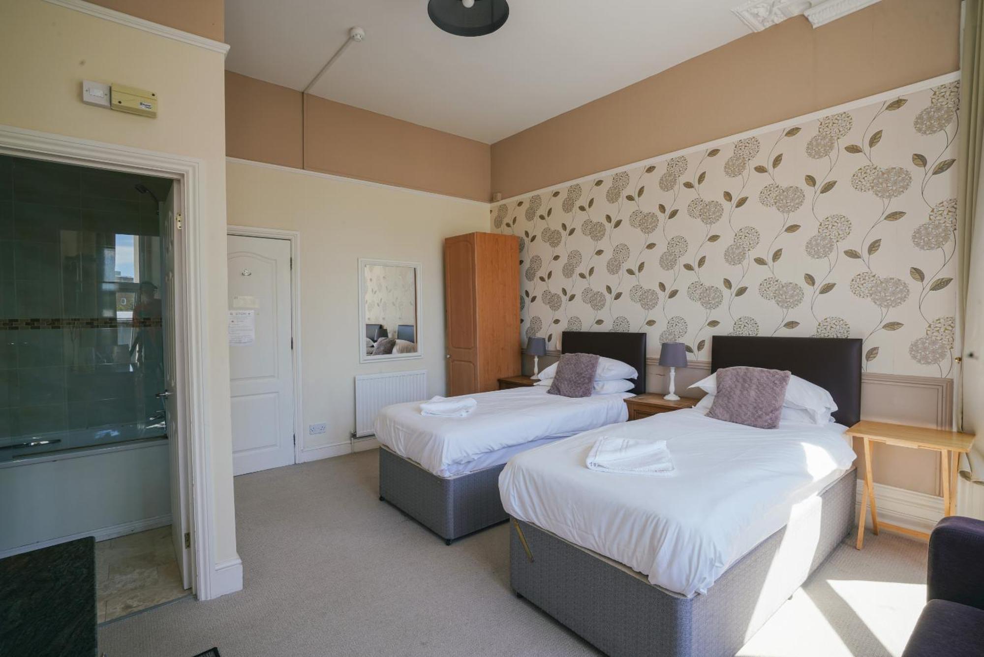 The Sheldon B&B - Free Private Parking Истборн Стая снимка