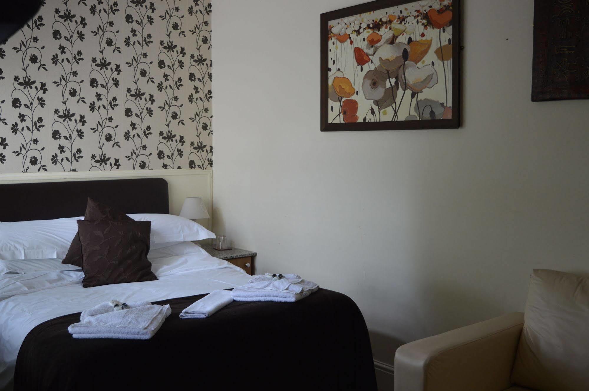 The Sheldon B&B - Free Private Parking Истборн Екстериор снимка